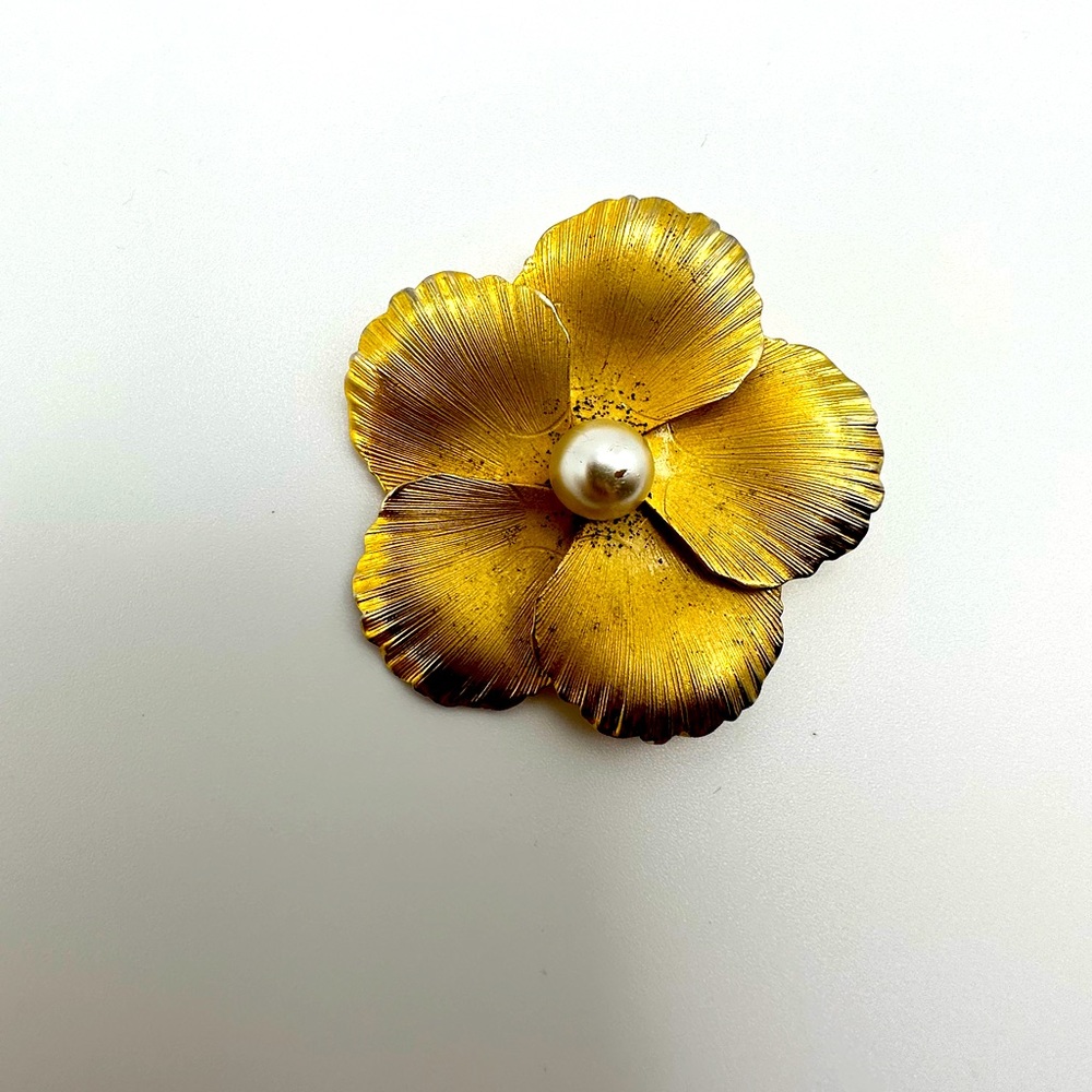 Vintage signed Giovanni flower with faux pearl pin brooch